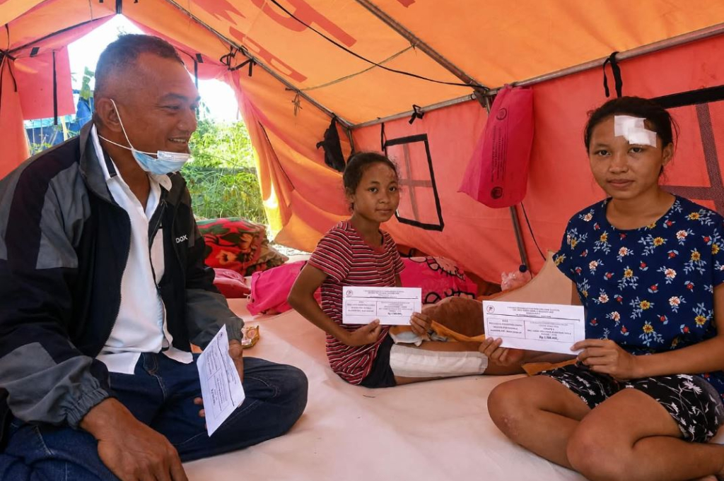 Petrus Y Elmiance Salurkan Donasi dari Papua Barat untuk Korban Gempa Manggarai Timur