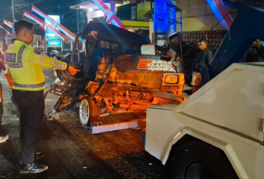Truk Angkut Semangka Terguling usai Tabrak Pikap di Jember, Evakuasi Sopir Dramatis