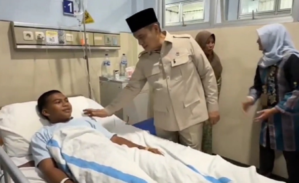 Besuk Santri Korban Keracunan di Sidoarjo, Wamenag: MBG di Ponpes Tetap Jalan!