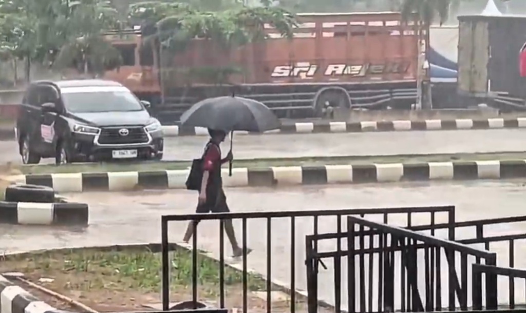 Hujan Deras Guyur Pontianak Selama 2 Hari, Hapus Kabut Asap Karhutla