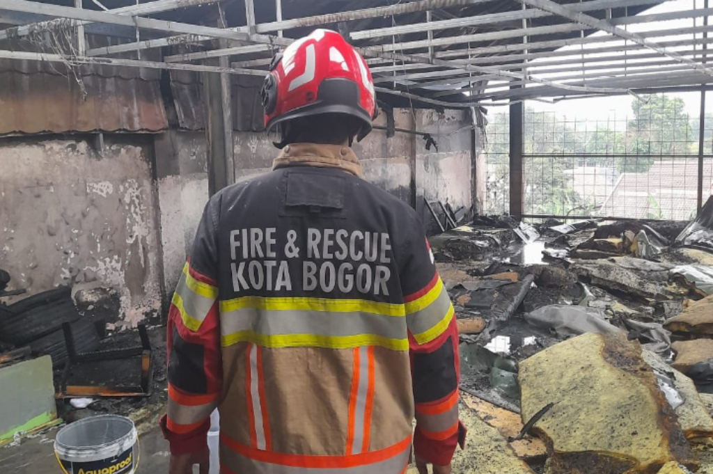 Kebakaran Pesantren Al Falakiyah Bogor, Puluhan Santri Sesak Napas Dilarikan ke RS