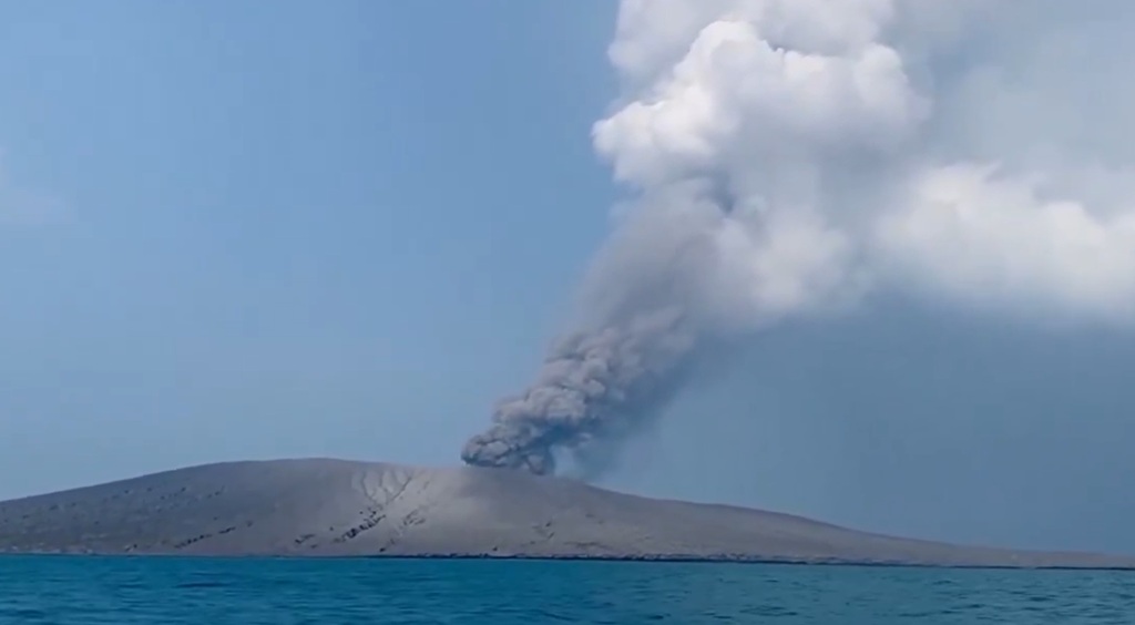 Abu Vulkanik Gunung Anak Krakatau Menyebar, Kualitas Udara 3 Daerah Sumsel Sangat Tidak Sehat