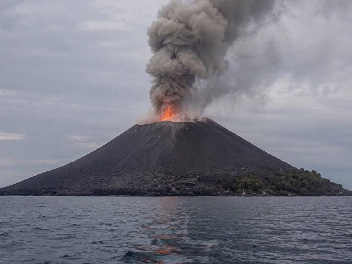 Sebelum Liburan, Wisatawan Wajib Cek Destinasi dan Transportasi di Tengah Erupsi Anak Krakatau
