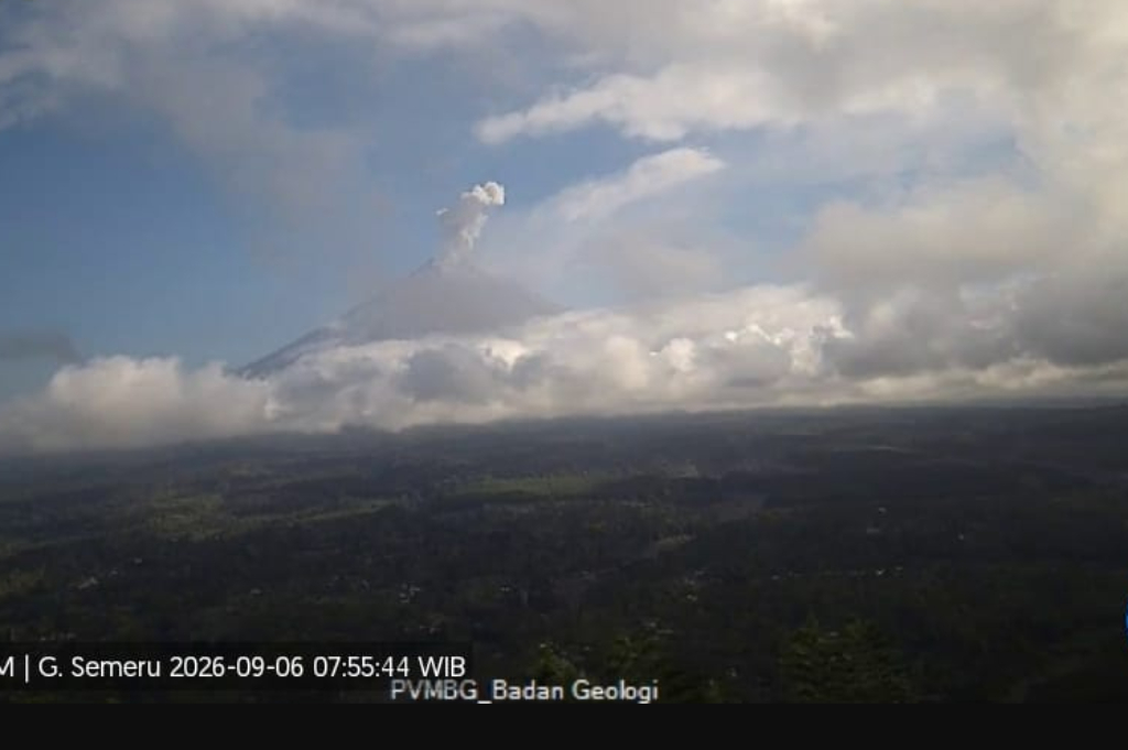 Gunung Semeru Meletus Pagi Ini, Muntahkan Abu Vulkanik Setinggi 1 Km ke Langit