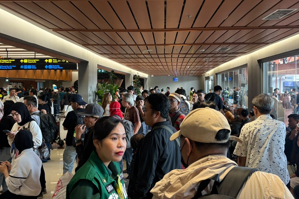 Penumpak Menumpuk di Bandara Soetta, Penerbangan Dibatalkan karena Erupsi Anak Krakatau