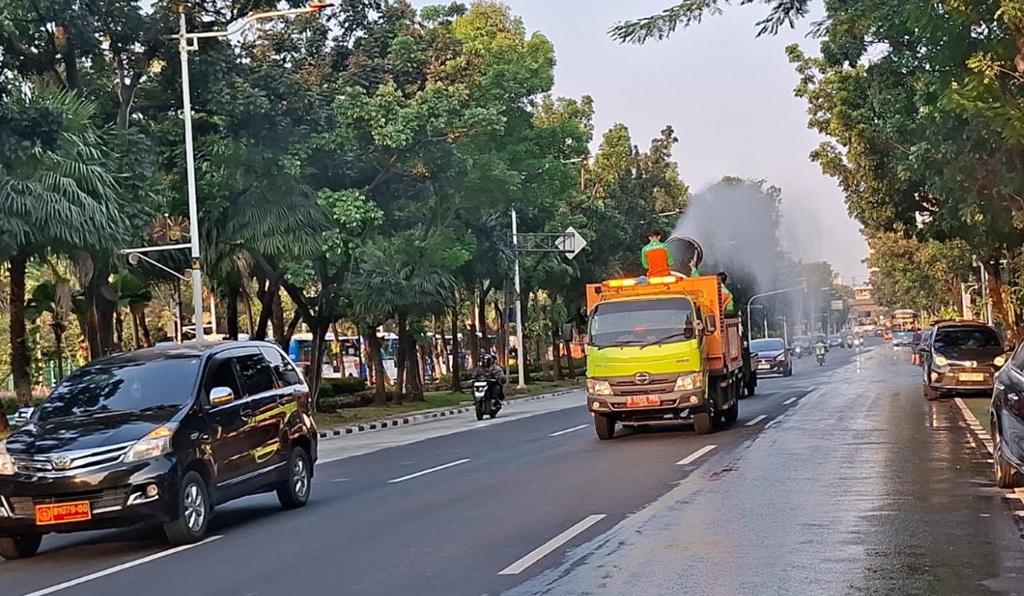 Pemprov DKI Kerahkan 40 Kendaraan Water Mist Keliling Jakarta, Cegah Dampak Abu Vulkanik Anak Krakatau