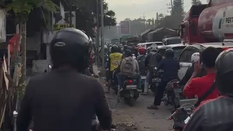 Heboh Antrean Panjang BBM di Jember Dipicu Kekhawatiran Kelangkaan