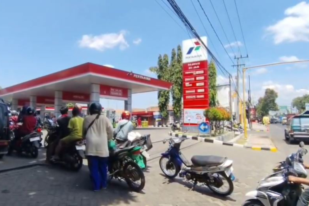 SPBU Diserbu Warga, Antrean BBM di Jalur Pantura Situbondo Mengular hingga 2 Km