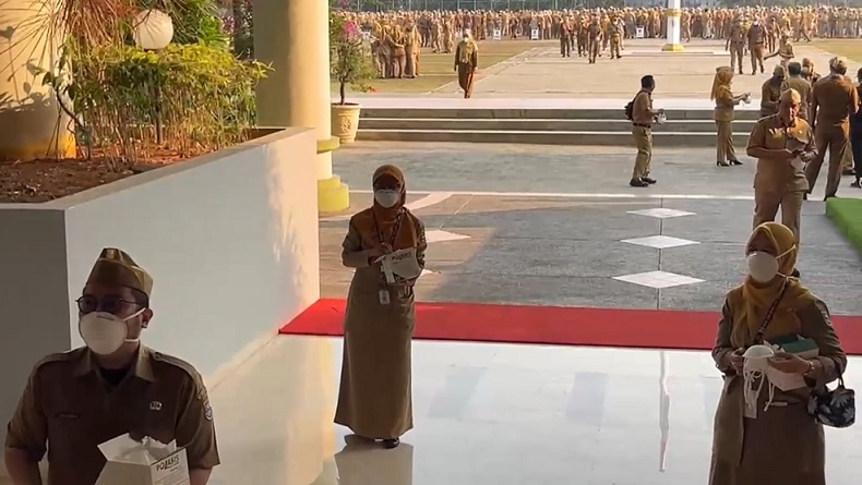 Abu Vulkanik Anak Krakatau Menerjang, Apel Ribuan ASN Pemkab Tangerang Dibubarkan