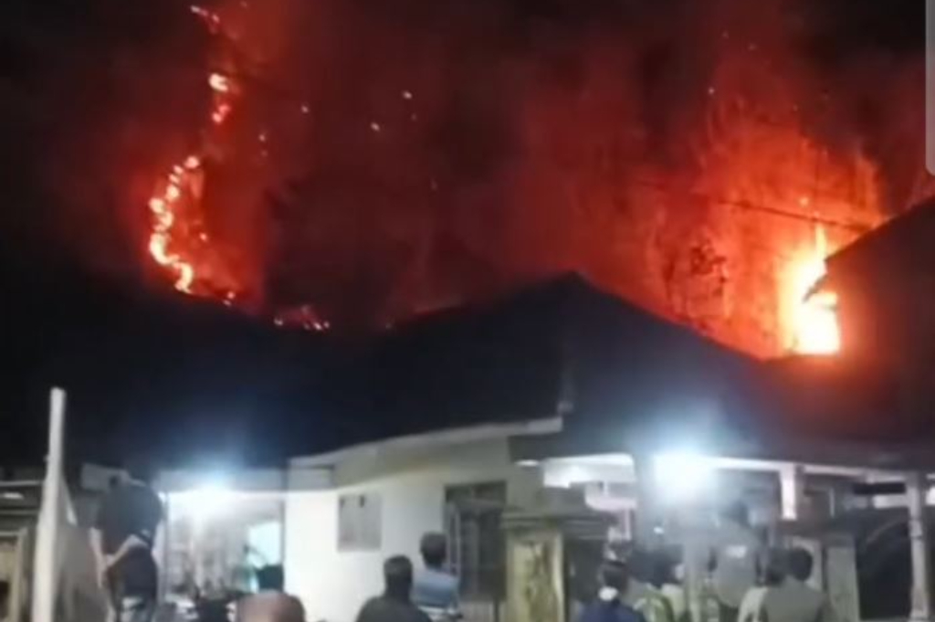 Karhutla di Gunung Tembok Jember, Kobaran Api Nyaris Merambat ke Permukiman Warga