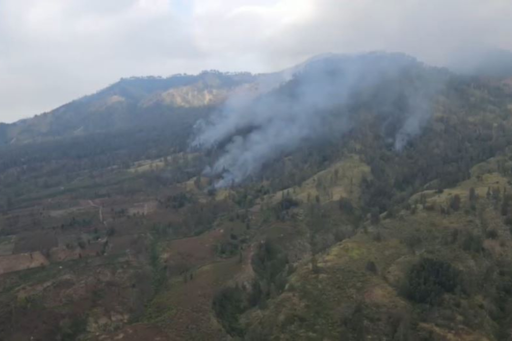 Kebakaran di Kawah Ijen, Helikopter Water Bombing Diterjunkan Padamkan Titik Api