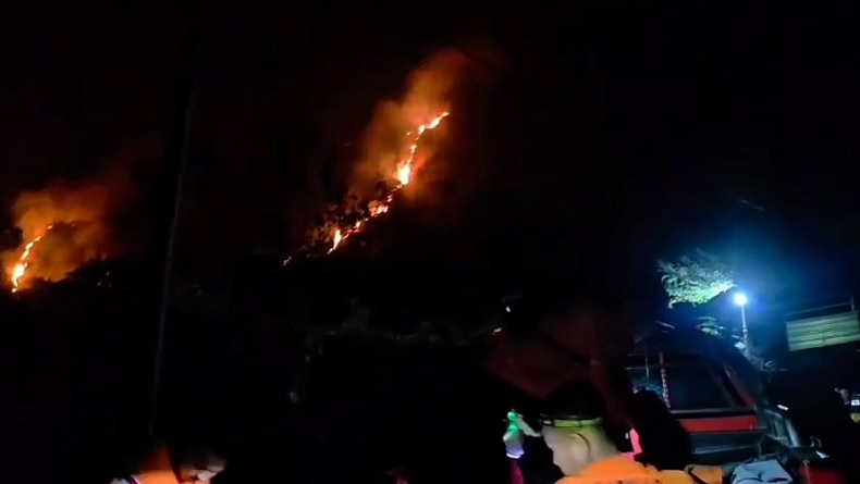 Kebakaran Hutan Kepung Gunung Bulu Saukang, Ratusan Pendaki Terjebak Dievakuasi