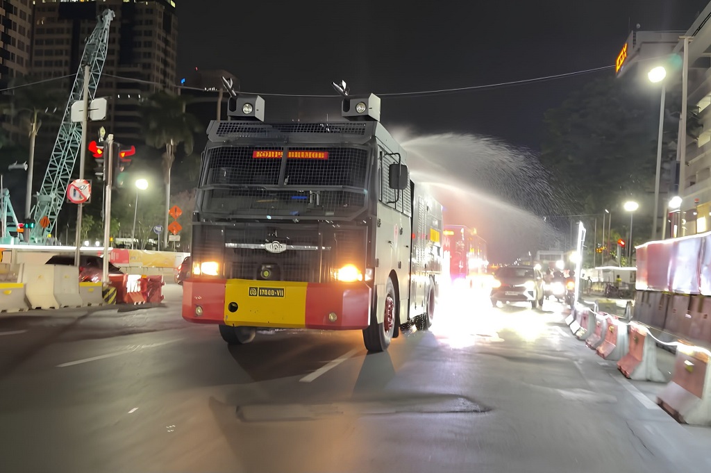 Brimob Semprot Air ke Jalanan di Jakarta, Atasi Abu Vulkanik Gunung Anak Krakatau