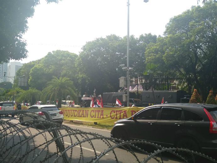 Ratusan relawan Prabowo-Sandi, yang tergabung dalam Laskar Putri Bungsu dan Relawan #Pasti2019 menggelar aksi di depan Gedung Komisi Pemilihan Umum (KPU), Jakarta, Sabtu (4/5/2019). (Foto: iNews.id/Felldy Utama)