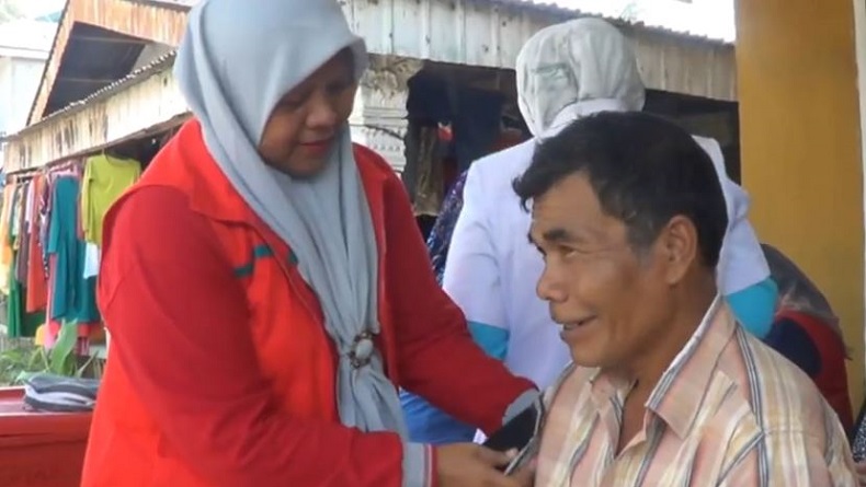 Petugas medis memeriksa kesehatan warga terdampak banjir di Kampung Tarandam, Kecamatan Sungai Pagu. Kabupaten Solok Selatan, Sumbar, Senin (16/12/2019). (Foto: iNews/Budi Sunandar)
