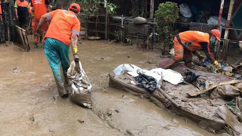 PPSU Warga Pengadegan, Jakarta Selatan dibantu petugas PPSU ramai-ramai membersihkan sisa banjir, Minggu (5/1/2020). (Foto: iNews.id/ Felldy Utama).