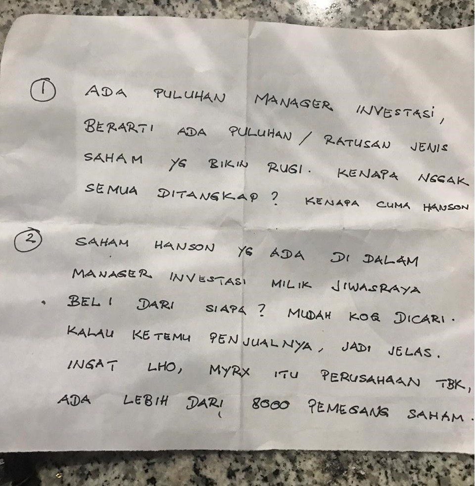 Tulisan tangan Benny Tjokro yang diserahkan kepada wartawan di Gedung KPK, Jakarta, Jumat (31/1/2020) malam. (Foto: Istimewa)