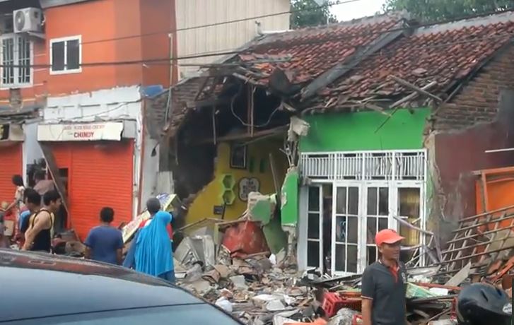 Rumah hancur akibat ditabrak truk di Cirebon Rumah hancur akibat ditabrak truk di Cirebon, Selasa (11/2/2020) (Foto:iNews/Toiskandar)