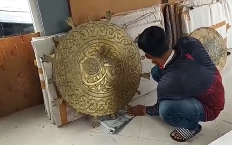Perajin kaligrafi  tembaga di Cepogo, Boyolali, Jawa Tengah. (Foto: iNews/Tata Rahmanta)