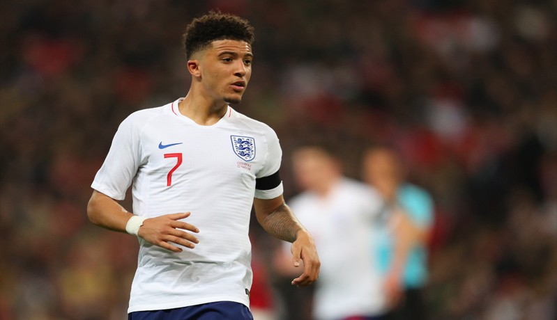2 Jadon Sancho Jadon Sancho bercengkrama dengan Pelatih Manchester City Pep Guardiola pada 2017 lalu. (Foto: The Sun)