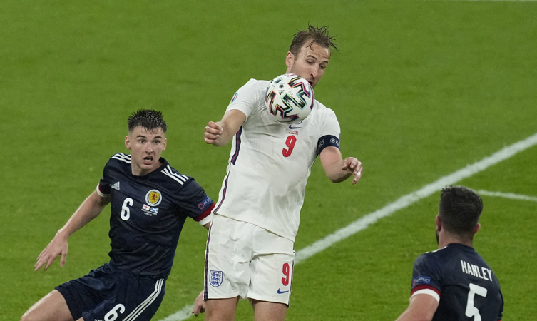Inggris Vs Skotlandia Striker Inggris Harry Kane dijaga pemain Skotlandia pada matchday kedua Grup D Euro 2020, Sabtu (19/6/2021) dini hari WIB. (Foto: Reuters)