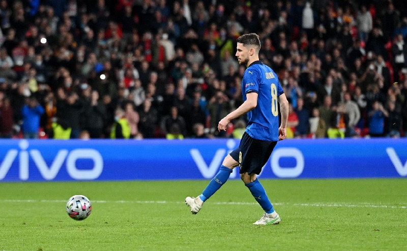 Jorginho penalti Timnas Italia melaju ke final Euro 2020 usai menang adu penalti atas Spanyol. Gelandang Italia, Jorginho menjadi penendang penentu kemenangan Italia. (foto: Reuters)