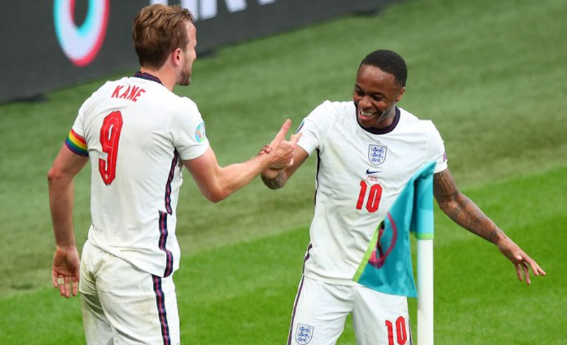 Harry Kane dan Raheem Sterling Pemain Timnas Italia wajib siaga satu. Sebab dua penyerang Inggris Harry Kane dan Raheem Sterling terkenal jago diving. (Foto: Manchester Evening News)