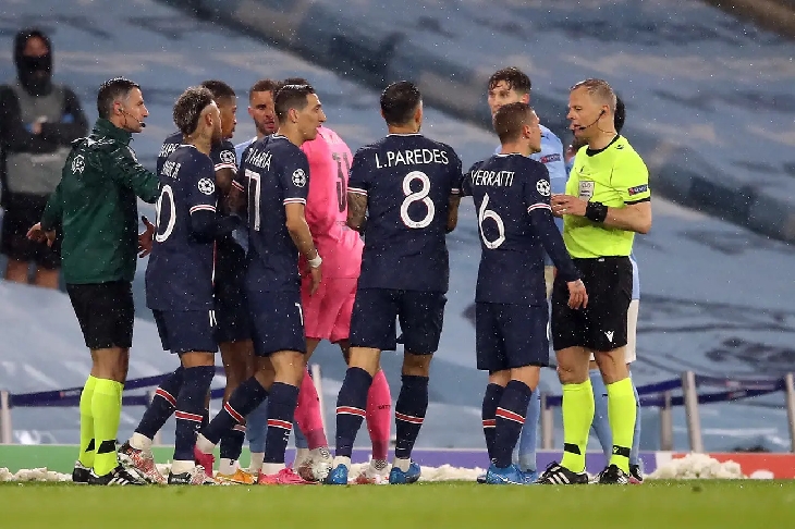 Marco Verratti protes ke Bjorn Kuipers di laga Leg II Semifinal Liga Champions 2020/2021. Verrati menyebut saat itu Bjorn Kuipers mengucapkan kata-kata kasar kepadanya (foto: Sportbible)