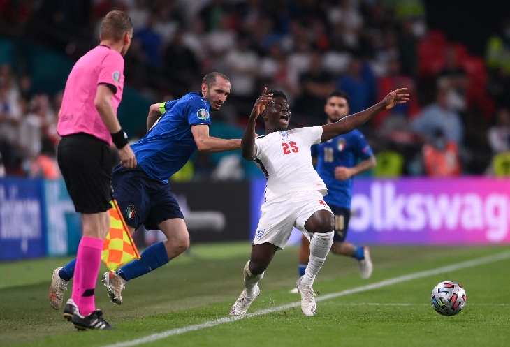 Chiellini 1 Chiellini menarik kerah Bukayo Saka yang jumpa melewatinya di akhir babak kedua. Bek Juventus itu mendapat kartu kuning tanpa protes. (foto: REUTERS)