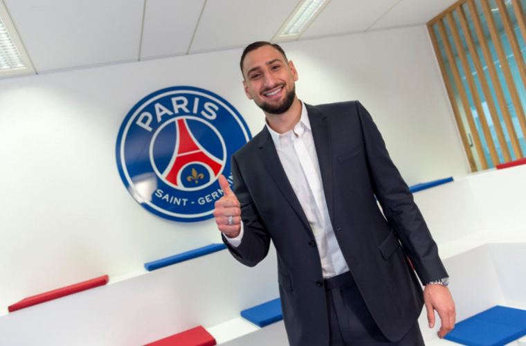 Gianluigi Donnarumma Gianluigi Donnarumma resmi gabung Paris Saint-Germain (PSG). Era Los Galacticos atau pemain bertabur bintang Les Parisiens dimulai. (Foto: Twitter @PSG_inside)