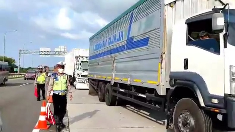 Kemenhub Batasi Truk Sumbu 3 saat Nataru, Angkutan BBM dan Sembako Dikecualikan