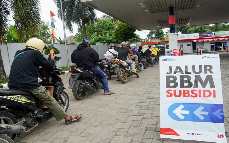Bahlil Siapkan Aturan Baru Pembelian BBM Subsidi, Antrean di SPBU Jadi Sorotan