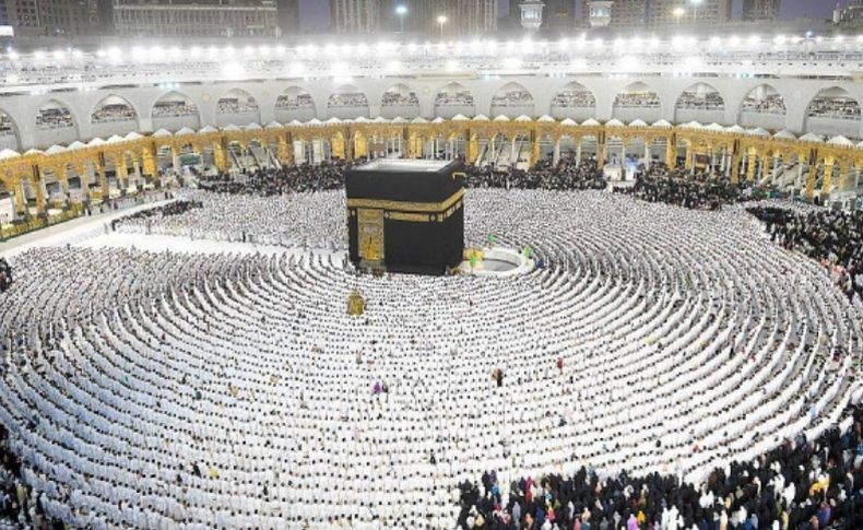 2,5 Juta Muslim Ikuti Sholat Tarawih Khataman Alquran di Masjidil Haram, Jemaah Tumpah ke Jalanan