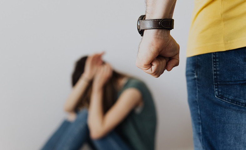 Viral Perempuan Ditendang Pria di Mal Jakpus, Polisi Selidiki