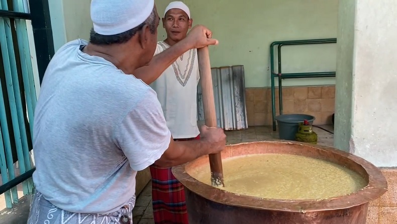 Bubur Muhdhor Bubur muhdhor dinamai dari Masjid Muhdhor yang berlokasi di Jalan Pemuda, Kecamatan Tuban, Kabupaten Tuban, Jawa Timur. (Foto: Pipiet Wibawanto).