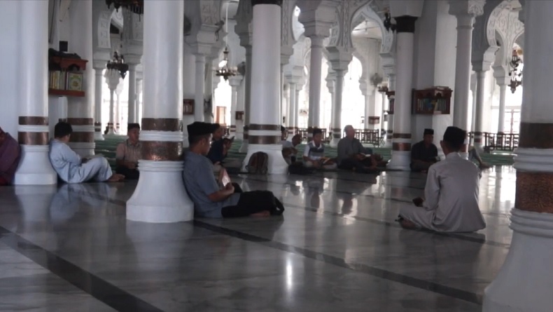 Aktivitas di Masjid Raya Baiturahman Aktivitas di Masjid Raya Baiturahman,Banda Aceh. (Foto: Syukri Syarifuddin).