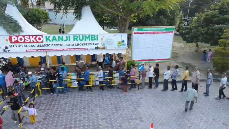 Momen bulan suci Ramadhan, Masjid Agung Islamic Center Kota Lhokseumawe, kembali menyajikan bubur kanji rumbi khas Aceh secara gratis. (Foto: Armia Jamil).