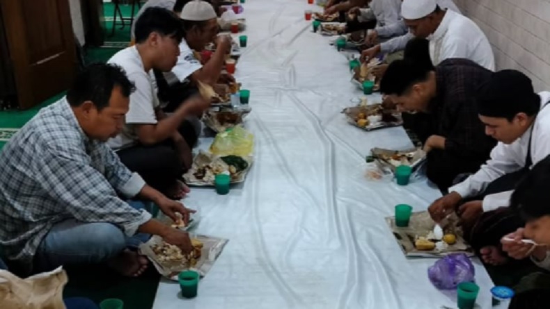 Tradisi Unik di Masjid Jami Assegaf Solo, Kopi Rempah Timur Tengah untuk Takjil Ramadhan