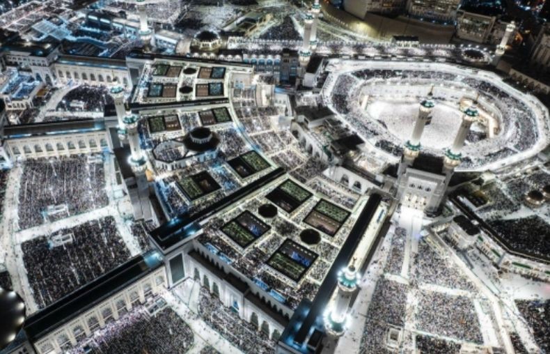 Merinding! 2,5 Juta Jemaah Ikuti Salat Tarawih Khatmul Qur'an di Masjidil Haram