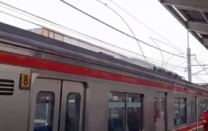 Pohon Tumbang di Stasiun UI-Pasar Minggu, KRL Jakarta-Bogor Masih Tertahan