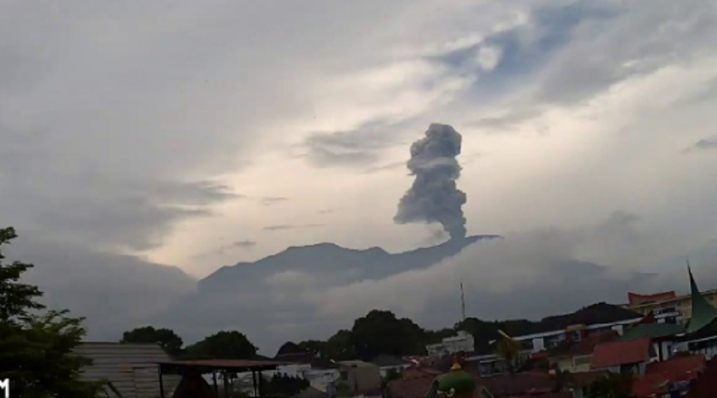 Gunung Marapi Erupsi, Hujan Abu Vulkanik Guyur Agam dan Tanah Datar
