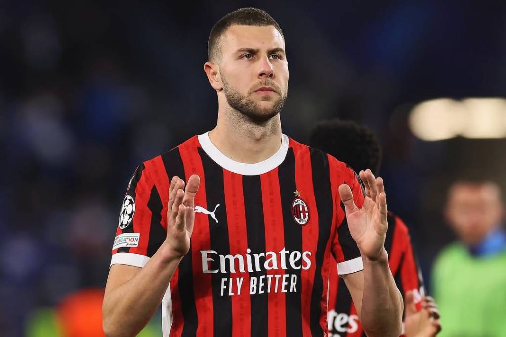 AC Milan Resmi Perpanjang Kontrak Bek Serbia, Dikontrak hingga 2031