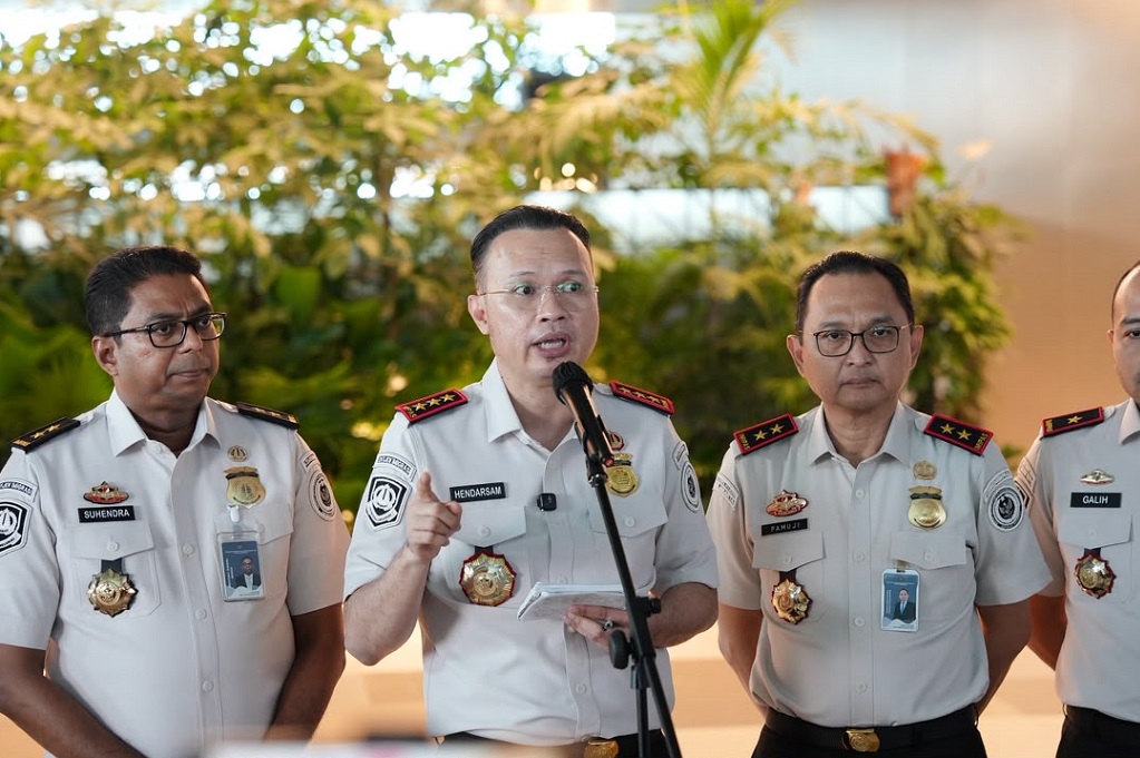 Erupsi Anak Krakatau Ganggu Penerbangan, Imigrasi Beri Izin Tinggal Darurat ke WNA