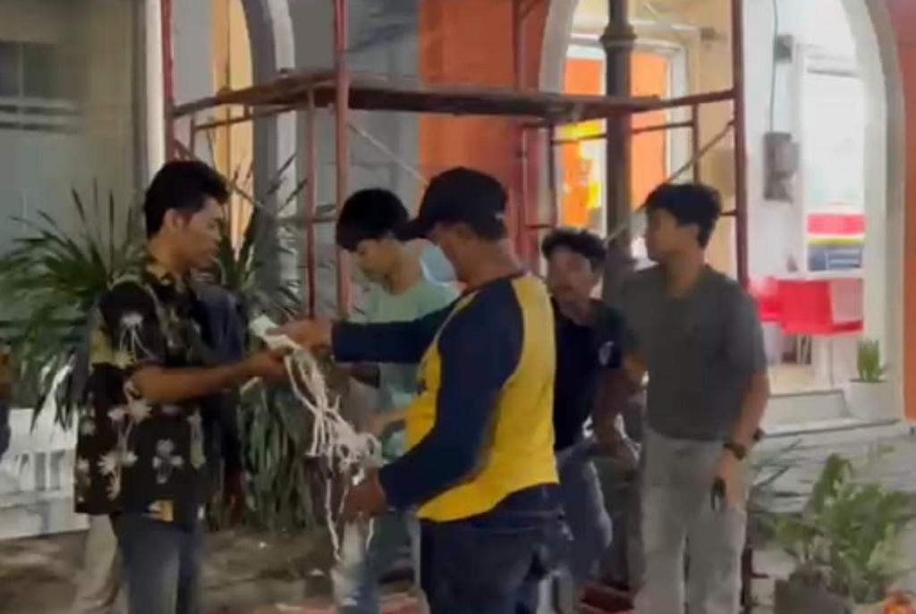 Waspada Abu Vulkanik Anak Krakatau, Ojol dan Pedagang di PIK Dapat Masker Gratis
