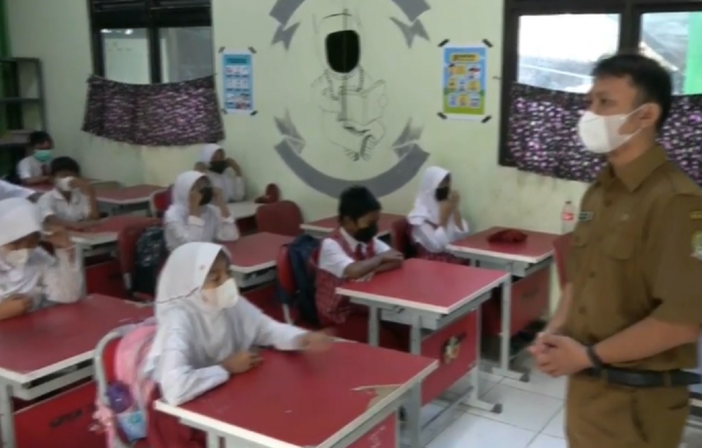 Abu Erupsi Anak Krakatau Sampai Bekasi, Sekolah Wajibkan Siswa Pakai Masker