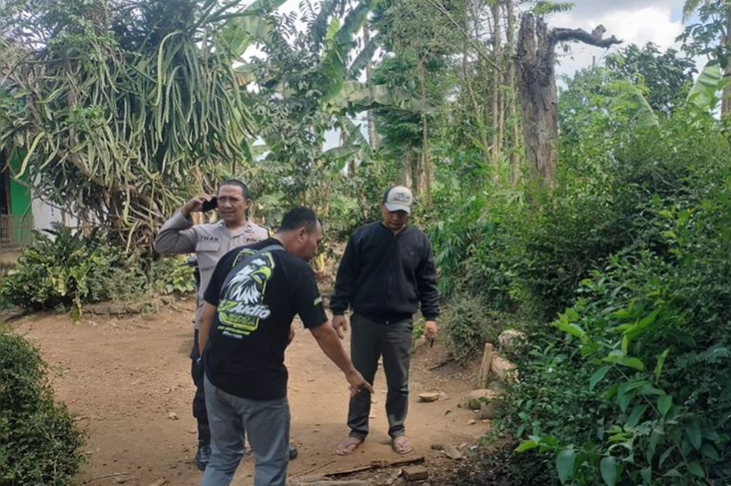 Lerai Istri Cekcok gegara Genangan Air Depan Rumah, Lansia di Lumajang Ditebas Tetangga