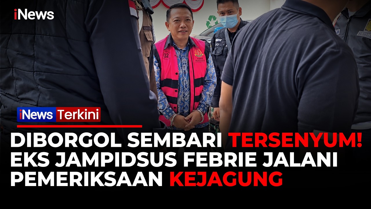 Senyum Santai Mantan Jampidsus Febrie Adriansyah Saat Tiba di Kejagung Pakai Rompi Tahanan