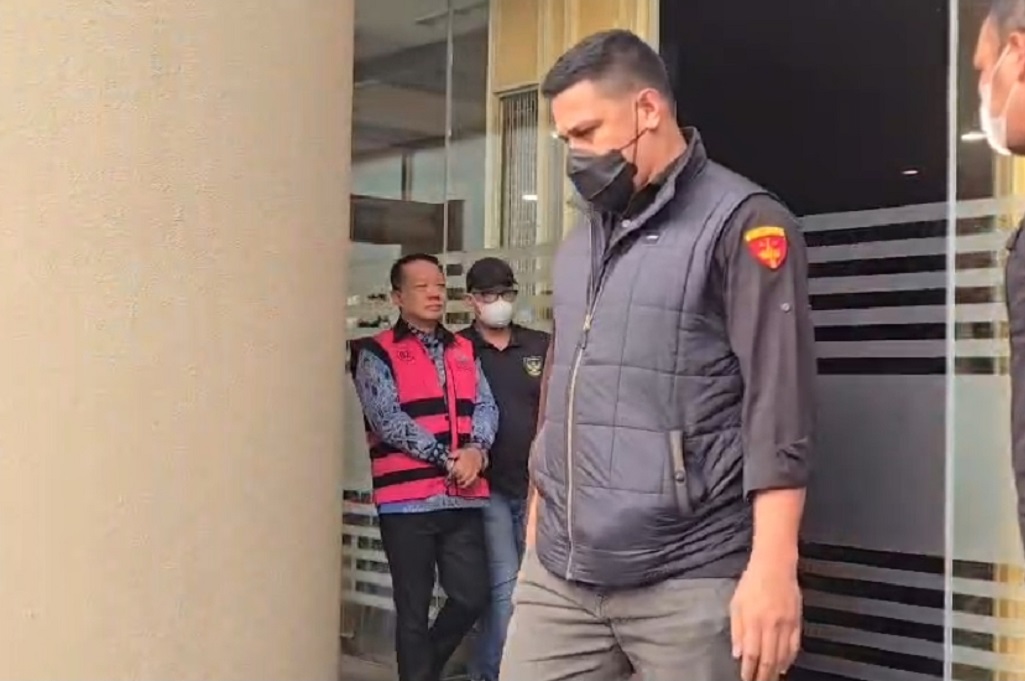 Diperiksa 7 Jam, Eks Jampidsus Febrie Bungkam usai Keluar dari Gedung Kejagung