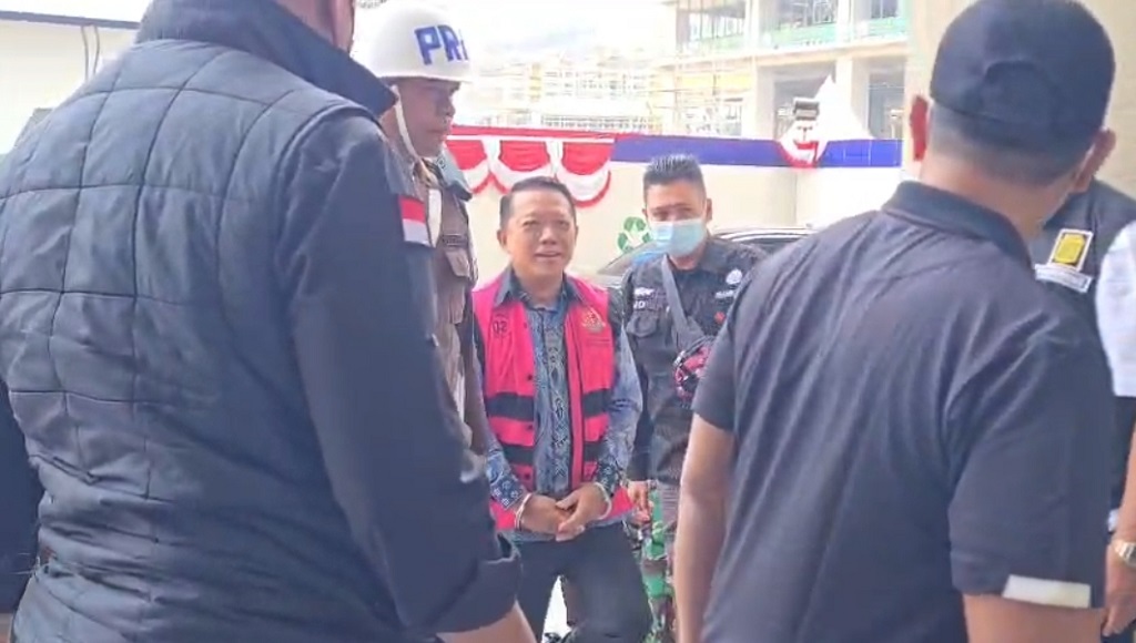 Febrie Adriansyah Tiba di Kejagung untuk Diperiksa, Tangan Diborgol dan Tebar Senyuman