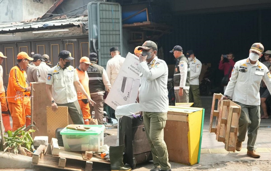 Berjualan di Trotoar, 33 Lapak PKL di Kebayoran Lama Jaksel Dibongkar Satpol PP